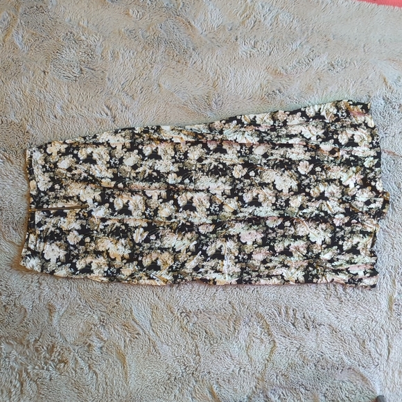 Black and white double front slit maxi skirt with back zipper closing. - Picture 2 of 2